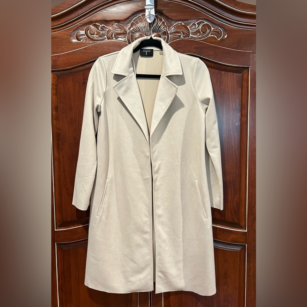 Tahari stylish long blazer with slit pockets in a beautiful soft fabric